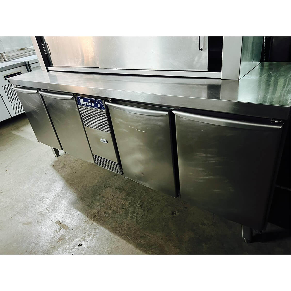 Ψυγείο πάγκος Electrolux με 4 πόρτες με επιλογή θερμοκρασίας αναλόγως το προϊόν κ haccp history